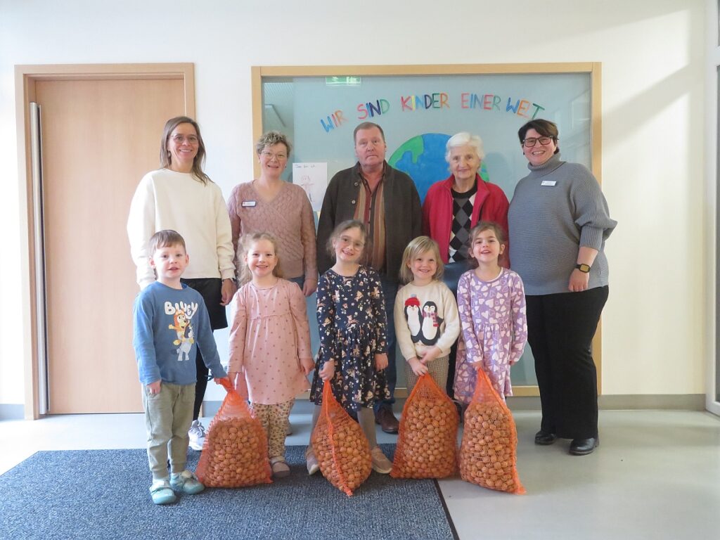 Übergabe Spende Walnüsse an den Kindergarten Bastheim